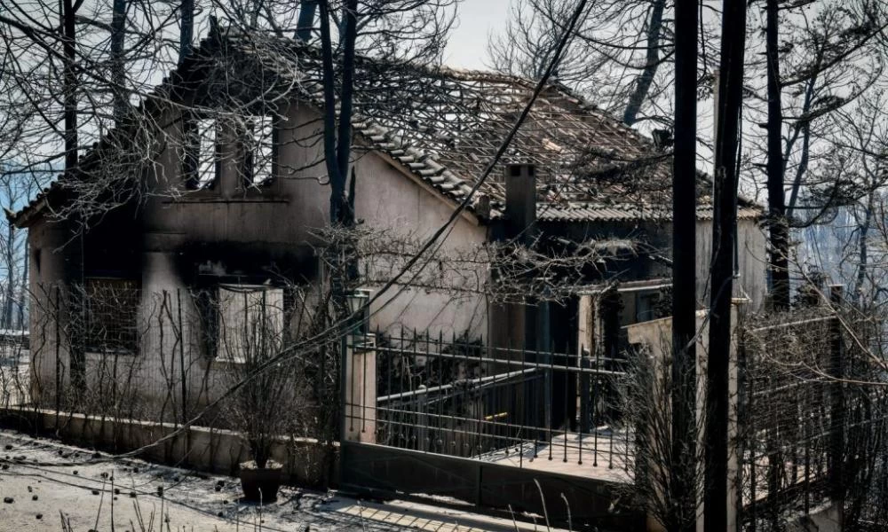 Αρκάς – Συγκλονίζει το σκίτσο του για τις πυρκαγιές στην Ελλάδα – Με στίχους του Μανόλη Αναγνωστάκη